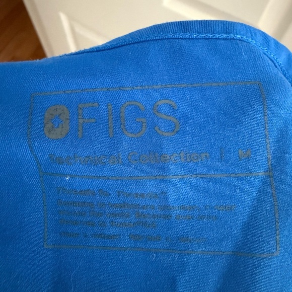 Figs Casma Three Pocket Scrub Top in Royal Blue - Picture 4 of 4